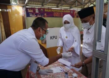 Cabup Nomor Satu Nanang Ermanto Dan Istri Nyoblos di TPS 001 Dusun 1B Way Galih