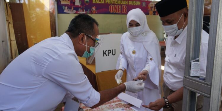 Cabup Nomor Satu Nanang Ermanto Dan Istri Nyoblos di TPS 001 Dusun 1B Way Galih