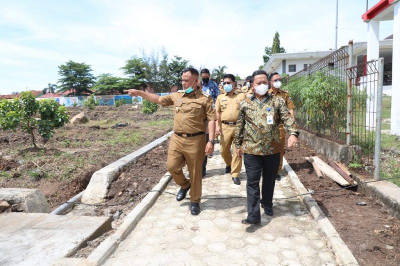 Bupati Lamsel Nanang Ermanto mengajak rombongan PT Bank Lampung untuk melihat secara langsung kebun edukasi yang tengah di garap Pemkab Lamsel