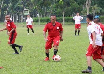 Bupati Nanang Ermanto Ikuti Pertandingan Sepak Bola Laga Persahabatan Antar ASN
