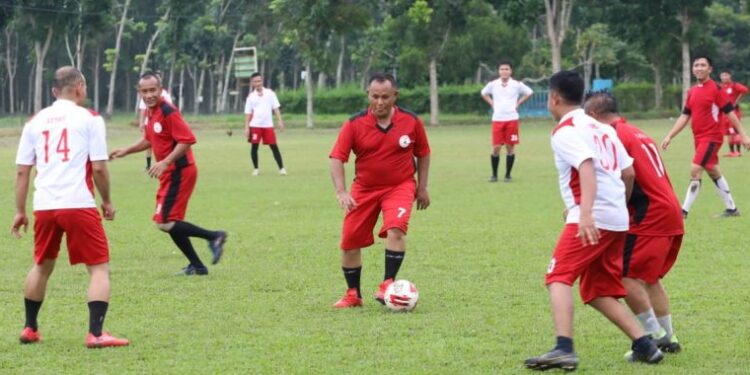 Bupati Nanang Ermanto Ikuti Pertandingan Sepak Bola Laga Persahabatan Antar ASN