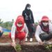 Ketua TP PKK Hj Winarni Nanang Ermanto Tanam Bunga di Kebun Edukasi. Berharap Jadi Contoh Sampai Ke Tingkat Desa