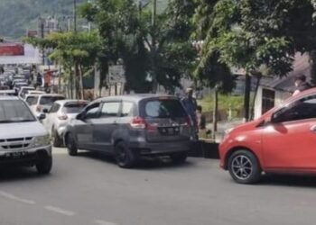 Jelang Malam Pergantian Tahun Baru, Kendaraan di Pelabuhan Ajibata Menumpuk