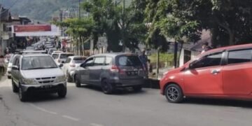 Jelang Malam Pergantian Tahun Baru, Kendaraan di Pelabuhan Ajibata Menumpuk