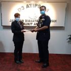 Ketua Human Trafficking Watch (HTW) Perwakilan Malaysia Dewi Kholifah saat menyerahkan bukti-bukti kepada Polisi Di Raja Malaysia (PDRM)