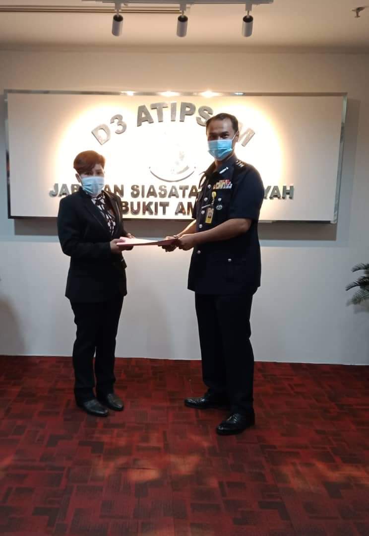 Ketua Human Trafficking Watch (HTW) Perwakilan Malaysia Dewi Kholifah saat menyerahkan bukti-bukti kepada Polisi Di Raja Malaysia (PDRM)