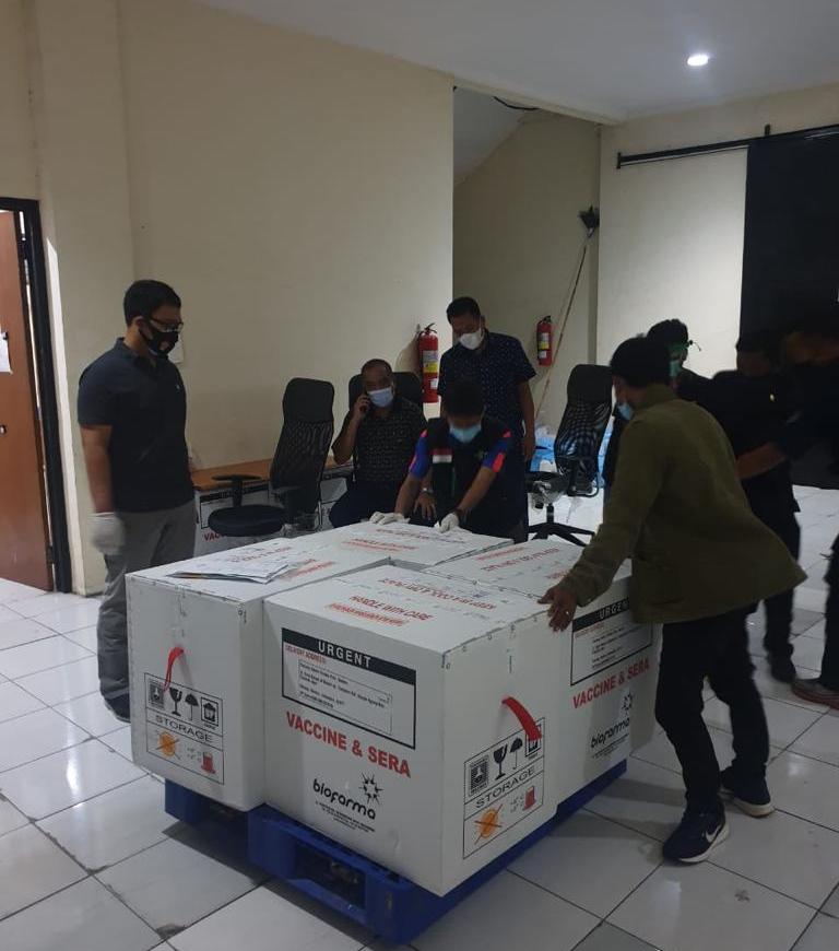 Vaksin Sinovac Tiba di Banten, Polda Banten Kawal dan Jaga ...