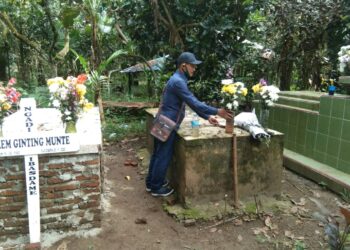 Jampang Ginting Ziarah Ke Makam Orang Tuanya