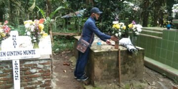 Jampang Ginting Ziarah Ke Makam Orang Tuanya
