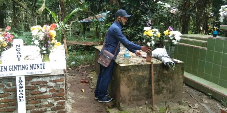 Jampang Ginting Ziarah Ke Makam Orang Tuanya