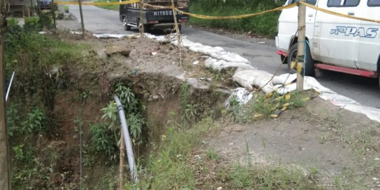 Parah, Bahu Jalan Berastagi-Barusjahe Lama Longsor Tapi Tak Kunjung Diperbaiki