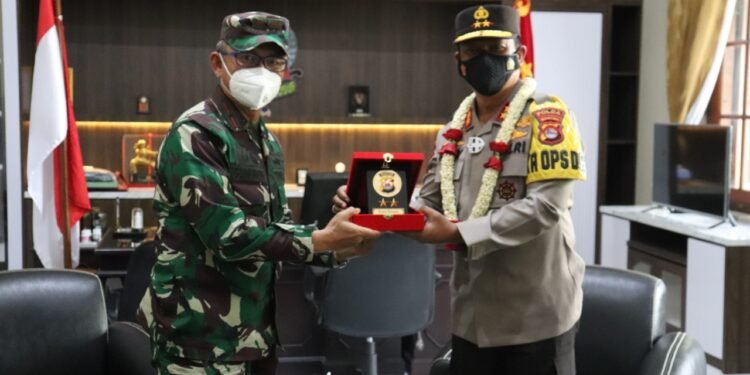 Kapolda Banten Silaturahmi ke Danrem 064/Maulana Yusuf