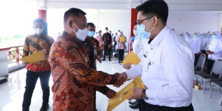 Bupati Nanang Ermanto Serahkan SK Pengangkatan CPNS Formasi 2019