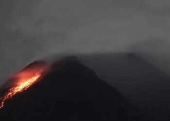 Masyarakat Empat Kabupaten Mengungsi, Gunung Merapi Mengeluarkan Larva