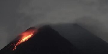 Masyarakat Empat Kabupaten Mengungsi, Gunung Merapi Mengeluarkan Larva