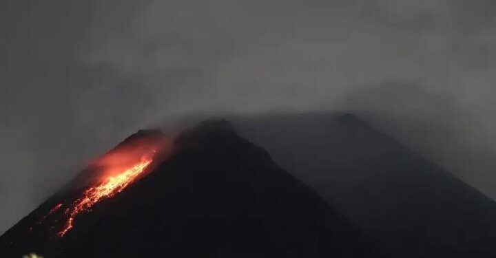 Masyarakat Empat Kabupaten Mengungsi, Gunung Merapi Mengeluarkan Larva