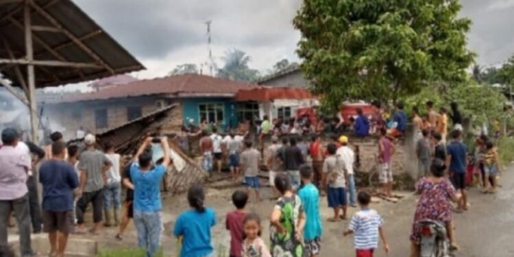 Si Jago Merah Lalap Habis Warung Kopi Milik Nenek Tua