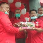 Ketua DPC PDIP Kabupaten Lampung Selatan H Nanang Ermanto terlihat memberikan Nasi Tumpeng kepada Ketua DPD Ormas Indonesia Bersatu Tiga Pilar Suradi, Minggu (10/1/2021) dalam acara HUT Ke-48 PDIP Lamsel