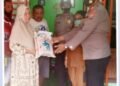 Kapolsek Perdagangan Serahkan Bantuan Kepada Nenek Tua Pemilik Warung Hangus Terbakar
