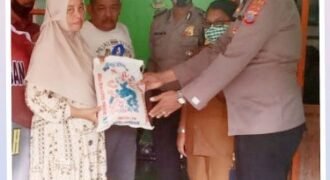 Kapolsek Perdagangan Serahkan Bantuan Kepada Nenek Tua Pemilik Warung Hangus Terbakar