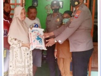 Kapolsek Perdagangan Serahkan Bantuan Kepada Nenek Tua Pemilik Warung Hangus Terbakar
