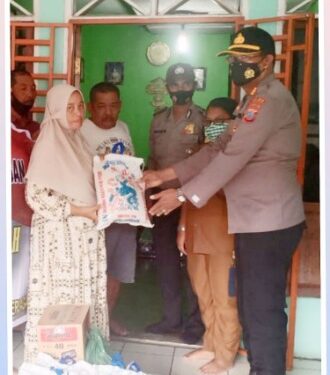 Kapolsek Perdagangan Serahkan Bantuan Kepada Nenek Tua Pemilik Warung Hangus Terbakar