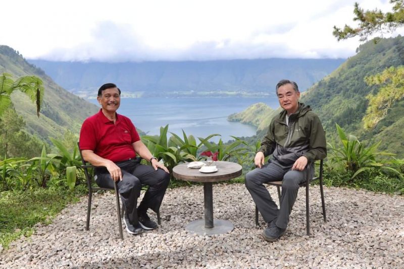 Menko Bidang Kemaritiman RI Jenderal TNI Luhut Binsar Panjaitan MPA bersama Menlu RTT Wang Yi sedang duduk santai di titik pandang arah Danau Toba di The Kaldera 
