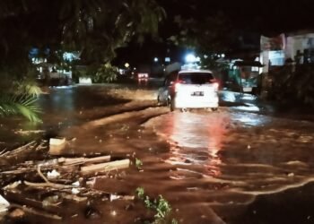 Info Kepada Pemerintah: Sungai Salupangkang Tua Meluap, Kondisi Jalan Trans Sulawesi Selalu Macet