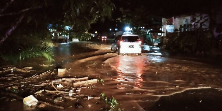 Info Kepada Pemerintah: Sungai Salupangkang Tua Meluap, Kondisi Jalan Trans Sulawesi Selalu Macet