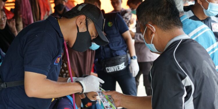 Biddokkes Polda Sulbar Bagikan Ribuan Obat-obatan untuk Para Korban di Mamuju
