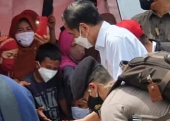 Presiden Jokowi Bertemu Para Korban Gempa di Mamuju dan Mengucapkan Duka Mendalam