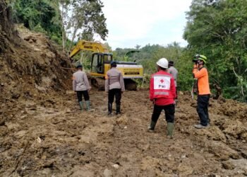 Longsor Tutupi Jalan Mekatta, Bhabinkamtibmas Bersihkan Jalur Desa Mekatta