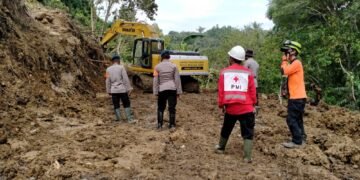Longsor Tutupi Jalan Mekatta, Bhabinkamtibmas Bersihkan Jalur Desa Mekatta