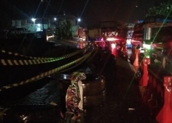 Diguyur Hujan Deras, Badan Jalan Alternatif Desa Tiang Layar Longsor