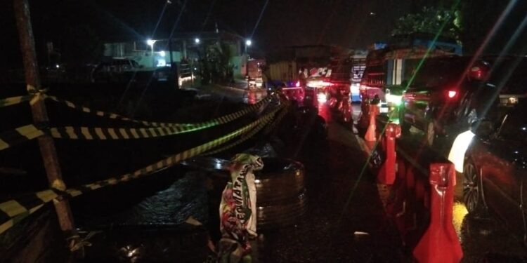 Diguyur Hujan Deras, Badan Jalan Alternatif Desa Tiang Layar Longsor