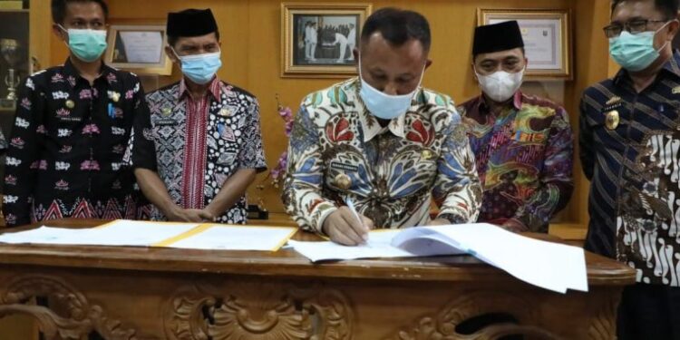 Pemkab Lamsel Hibahkan Barang Milik Daerah Kepada MAN 1 dan MTsN 1 Lamsel