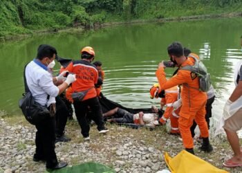 Ditemukan Mayat Terapung di Kolam Ikan, Basarnas Evakuasi Korban