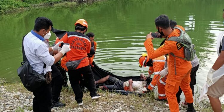 Ditemukan Mayat Terapung di Kolam Ikan, Basarnas Evakuasi Korban