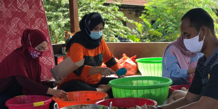 Sejak Gempa Hari Pertama Bhayangkari Sulbar Dirikan Dapur Umum