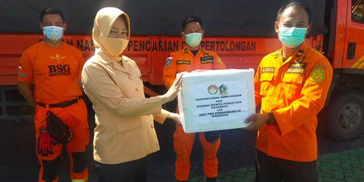 Basarnas Mamuju Distribusikan Bantuan DWP Basarnas Pusat Kepada Korban Gempa Bumi Majene dan Mamuju