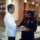 Ketua Lembaga Masyarakat Adat (LMA) Provinsi Papua Dr Lenis Kogoya MHum saat menyerahkan berkas kepada Presiden Jokowi di Istana Negara