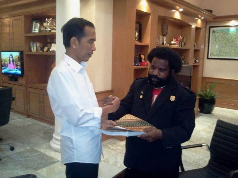 Ketua Lembaga Masyarakat Adat (LMA) Provinsi Papua Dr Lenis Kogoya MHum saat menyerahkan berkas kepada Presiden Jokowi di Istana Negara