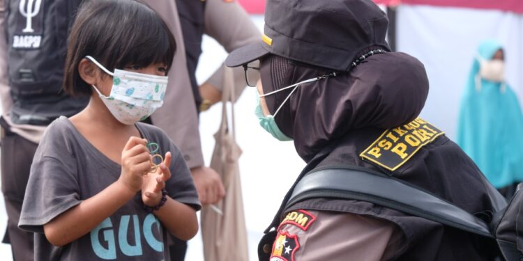Pulihkan Psikis Korban Gempa, Polda Sulbar dan SSDM Polri Gelar Trauma Healing di Tenda Pengungsian