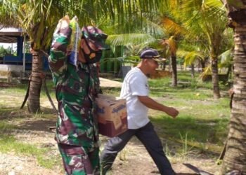 Luar Biasa, Dandim 1509/Labuha Pikul Sembako Untuk Dibagi-bagi Kepada Warga Miskin