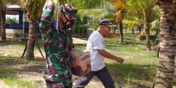 Luar Biasa, Dandim 1509/Labuha Pikul Sembako Untuk Dibagi-bagi Kepada Warga Miskin