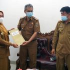 Plt Kepala Dinkes Lampung Selatan Eka Riantinawati menerima dokumen vaksin Covid-19 dari Dinas Kesehatan Provinsi Lampung
