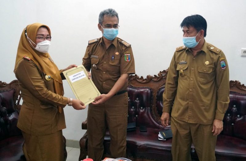 Plt Kepala Dinkes Lampung Selatan Eka Riantinawati menerima dokumen vaksin Covid-19 dari Dinas Kesehatan Provinsi Lampung