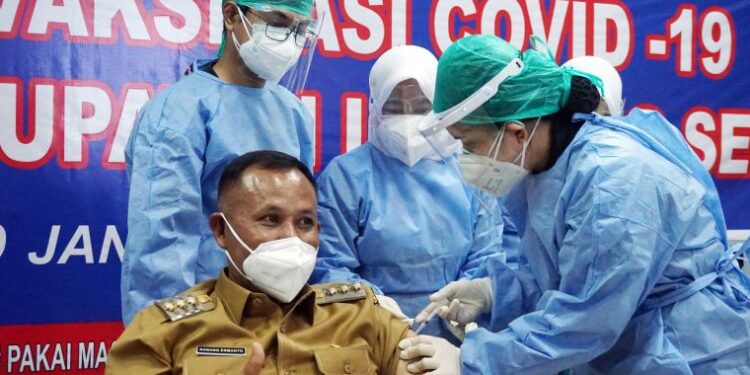 Disuntik Pertama Vaksin Sinovac, Nanang Ermanto Imbau Masyarakat Tetap Disiplin 3M