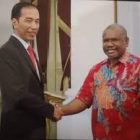 Direktur Eksekutif Lembaga Penelitian, Pengkajian dan Pengembangan Bantuan Hukum (LP3BH) Manokwari propinsi Papua Barat Yan Christian Warinussy SH bersama Presiden Jokowi