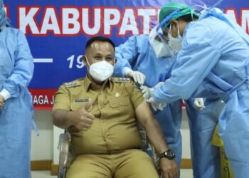 Nanang Ermanto Jalani Vaksinasi Covid-19 Kedua di RSUD Bob Bazar